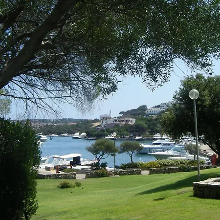 Holiday Surrounded By Greenery Near The Port *